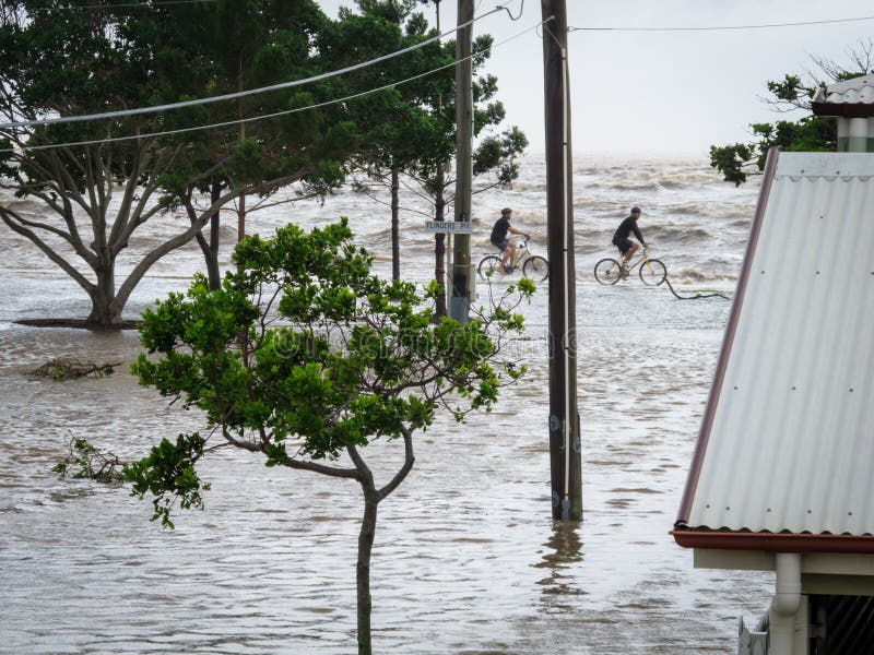 Två cyklister vid havet under Brisbane floder royaltyfria bilder Två cyklister vid havet under Brisbane floder royaltyfria bilder