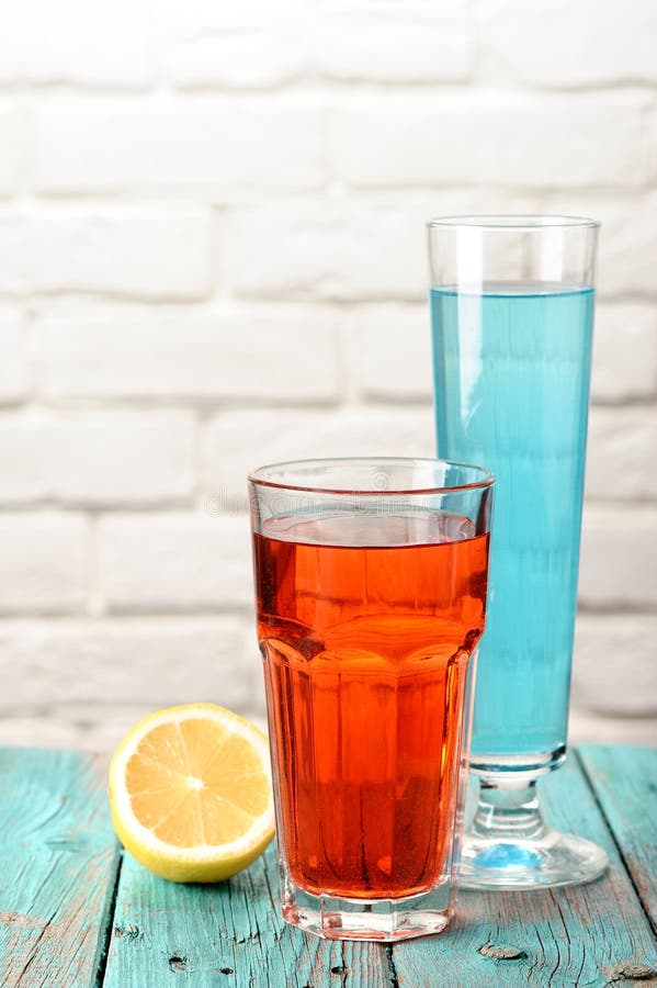 Två exponeringsglas av ljusa kalla coctailar med halv citroncopyspace royaltyfri foto Två exponeringsglas av ljusa kalla coctailar med halv citroncopyspace royaltyfri foto
