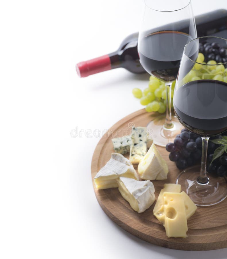 Två exponeringsglas av rött vin, flaska, ost och druvor arkivfoton Två exponeringsglas av rött vin, flaska, ost och druvor arkivfoton