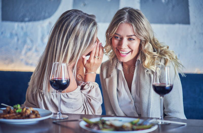 Två flickavänner som äter lunch i restaurang royaltyfria foton Två flickavänner som äter lunch i restaurang royaltyfria foton