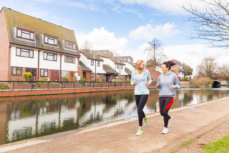 Två flickor som utomhus joggar i London arkivfoton Två flickor som utomhus joggar i London arkivfoton
