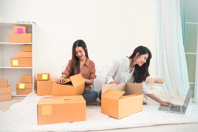 Två för små och medelstora företagentreprenör för ungt asiatiskt folk startup SME D royaltyfria bilder Två för små och medelstora företagentreprenör för ungt asiatiskt folk startup SME D royaltyfria bilder