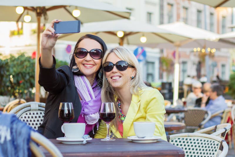 Två gladlynta flickor som tar selfie royaltyfri fotografi Två gladlynta flickor som tar selfie royaltyfri fotografi