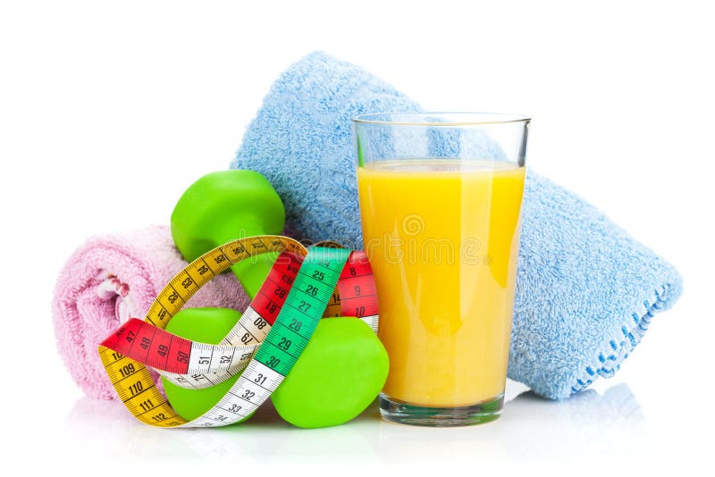 Två gröna dumbells, måttband och orange fruktsaft Kondition och H royaltyfria bilder Två gröna dumbells, måttband och orange fruktsaft Kondition och H royaltyfria bilder