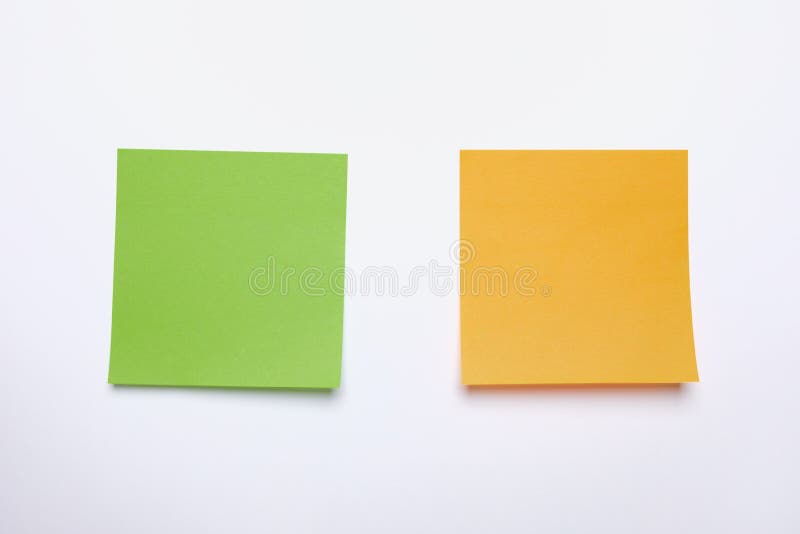 Två gula anteckningar om klibbiga anteckningar på vit bakgrund