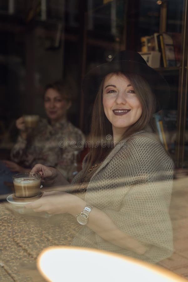 två hipsterflickor som dricker kaffe royaltyfria bilder två hipsterflickor som dricker kaffe royaltyfria bilder
