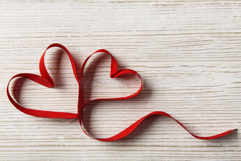 Två hjärtor på träbakgrund Valentine Day som gifta sig förälskelsebegrepp