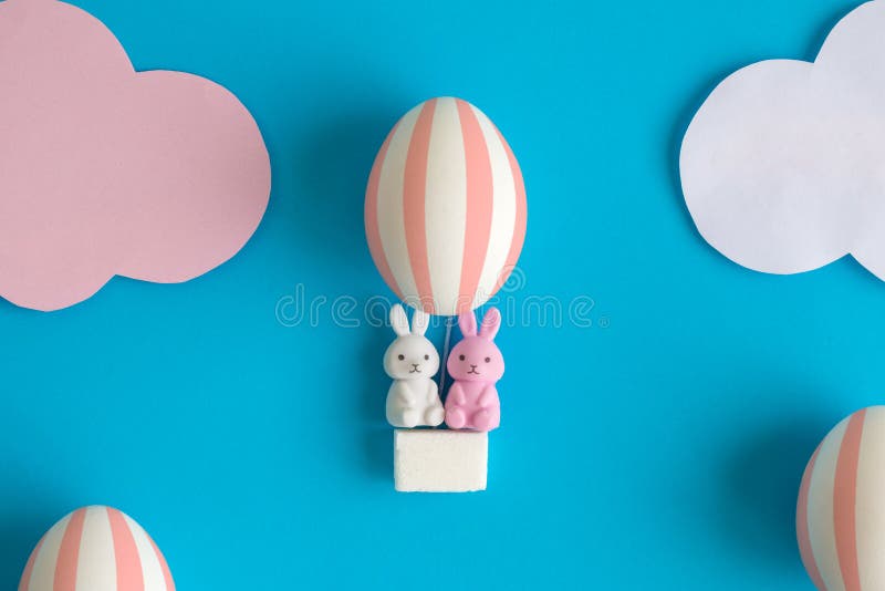 Två kaninleksaker i äggballongeaster abstrakt begrepp arkivbild Två kaninleksaker i äggballongeaster abstrakt begrepp arkivbild