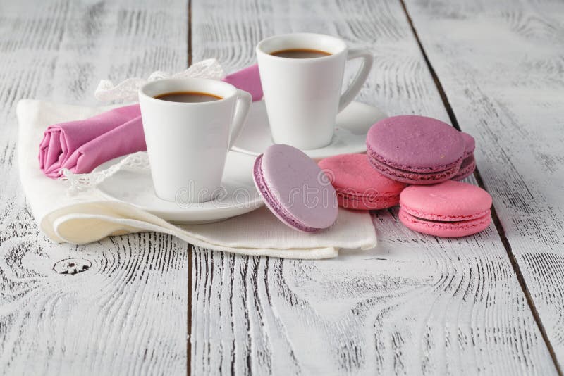 Två kuper av nytt bryggat espressokaffe arkivbild Två kuper av nytt bryggat espressokaffe arkivbild
