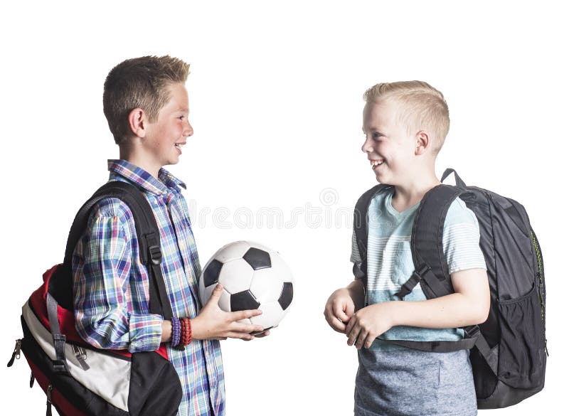 Två leende pojkar som leker tillsammans i skolan Två vänner som talar tillsammans isolerade på vit bakgrund arkivfoto Två leende pojkar som leker tillsammans i skolan Två vänner som talar tillsammans isolerade på vit bakgrund arkivfoto