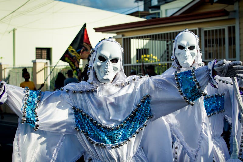 Två män i läskvit skelettstumma för foto på dominikan karneval arkivfoto