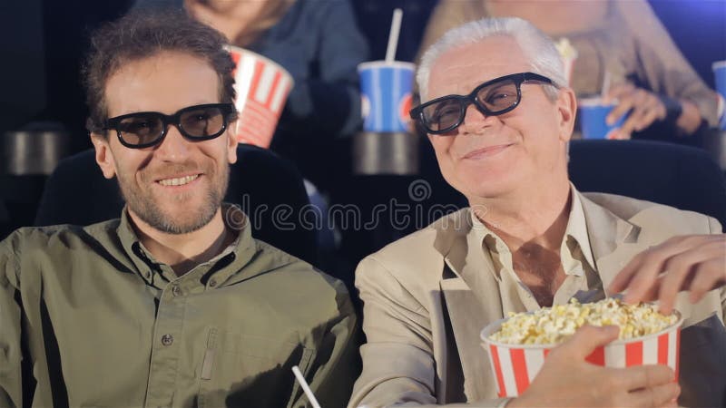 Två män som håller ögonen på filmen 3D på filmbiografen