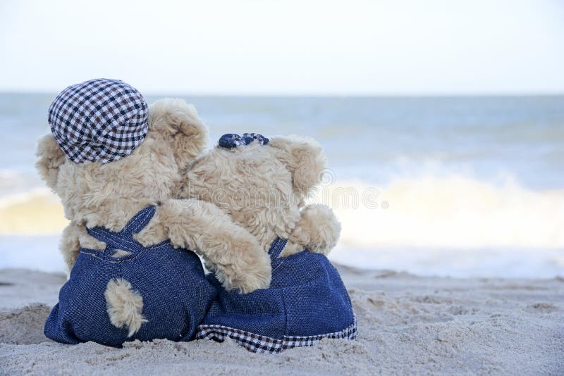 Två nallebjörnar som sitter på stranden royaltyfria foton Två nallebjörnar som sitter på stranden royaltyfria foton