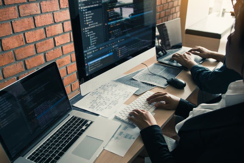 Två partnerskap för utveckling av programmerings- och kodningsteknik som arbetar med bärbara datorer och för analys tillsammans arkivbild Två partnerskap för utveckling av programmerings- och kodningsteknik som arbetar med bärbara datorer och för analys tillsammans arkivbild