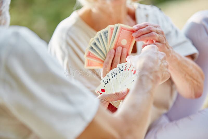 Två pensionerade pensionärer som spelar kort som en hobby