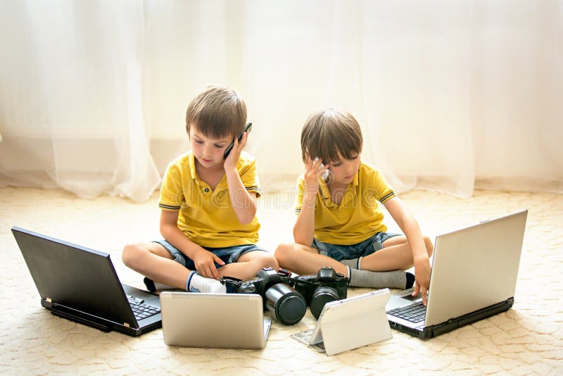 Två pojkar, förskole- barn och att ha gyckel som hemma spelar med Co royaltyfria foton Två pojkar, förskole- barn och att ha gyckel som hemma spelar med Co royaltyfria foton
