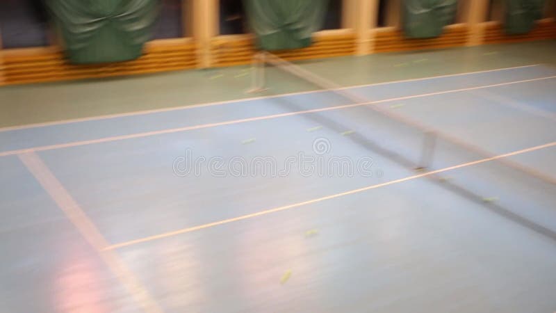 Två pojkar och flickor som spelar tennis mot vardera arkivfilmer