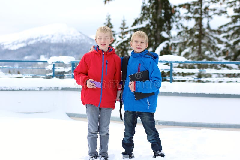 Två pojkar som tycker om vinter, skidar semestern royaltyfri bild Två pojkar som tycker om vinter, skidar semestern royaltyfri bild