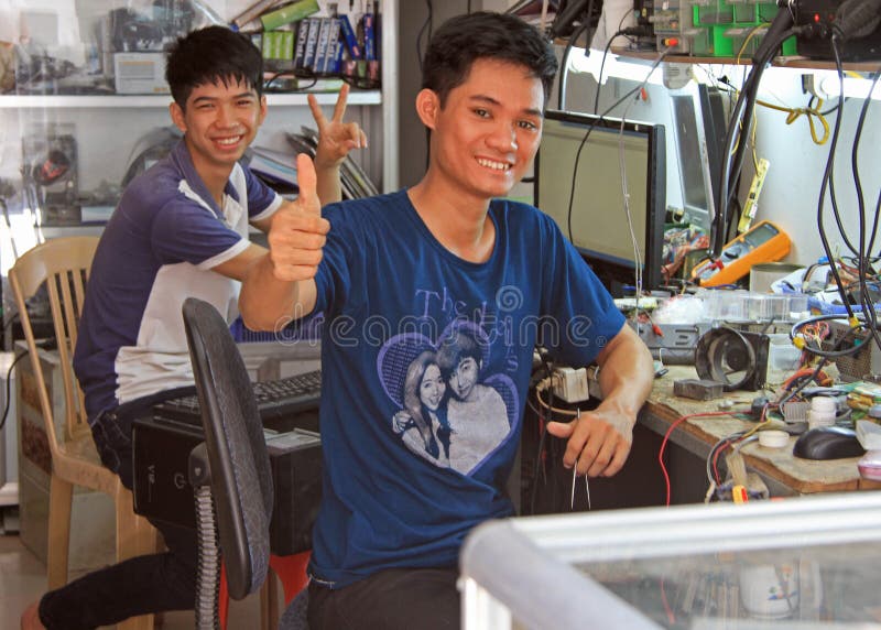 Två repairmen visar välkomna gester i Vinh, Vietnam royaltyfria bilder Två repairmen visar välkomna gester i Vinh, Vietnam royaltyfria bilder