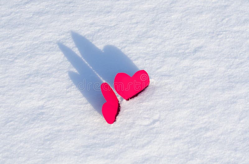 Download Två röda hjärtor i snö arkivfoto. Bild av begrepp, berömmar - 37349796