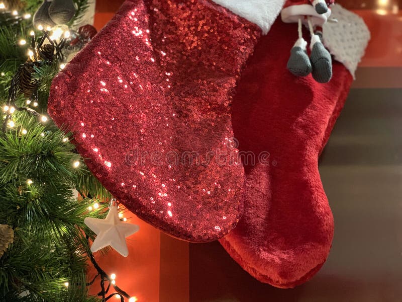 Två skinande julsockor som väntar deras gåvatid arkivbilder Två skinande julsockor som väntar deras gåvatid arkivbilder