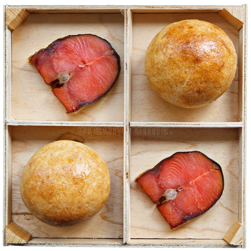 Två smörgåsbullar och 2 stycken av den röda fisklögnen på en träställning sunda ingredienser f?r mat Fyrkantigt foto ovanf?r sikt royaltyfri foto Två smörgåsbullar och 2 stycken av den röda fisklögnen på en träställning sunda ingredienser f?r mat Fyrkantigt foto ovanf?r sikt royaltyfri foto