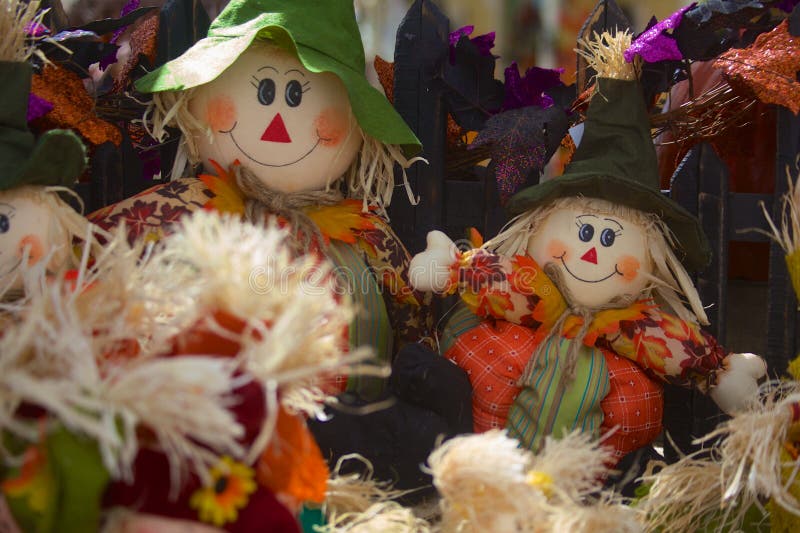 Två Straw Scarecrows Smiling för allhelgonaafton arkivfoton Två Straw Scarecrows Smiling för allhelgonaafton arkivfoton