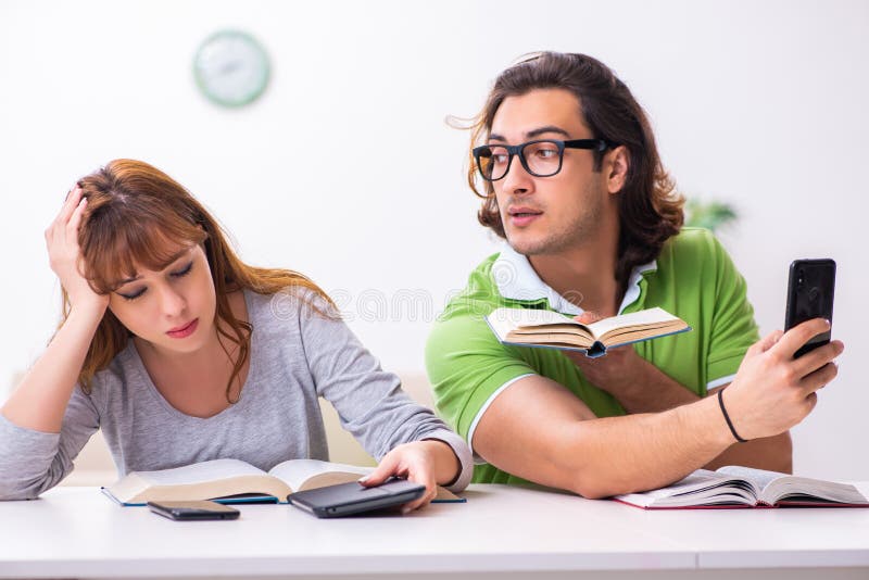 Två studenter i gadget-beroendekonceptet. Studenter i gadgetberoendekoncept