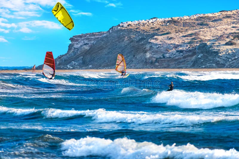 Två surfare- och kiteboarderritt på den Prasonisi stranden Rhodes, Grekland royaltyfri foto Två surfare- och kiteboarderritt på den Prasonisi stranden Rhodes, Grekland royaltyfri foto