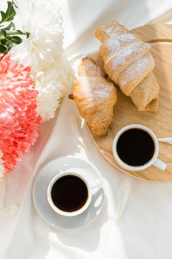 Två svart kaffe och giffel på en vit säng stekt ?gg f?r kopp f?r frukostkaffebegrepp royaltyfria foton Två svart kaffe och giffel på en vit säng stekt ?gg f?r kopp f?r frukostkaffebegrepp royaltyfria foton