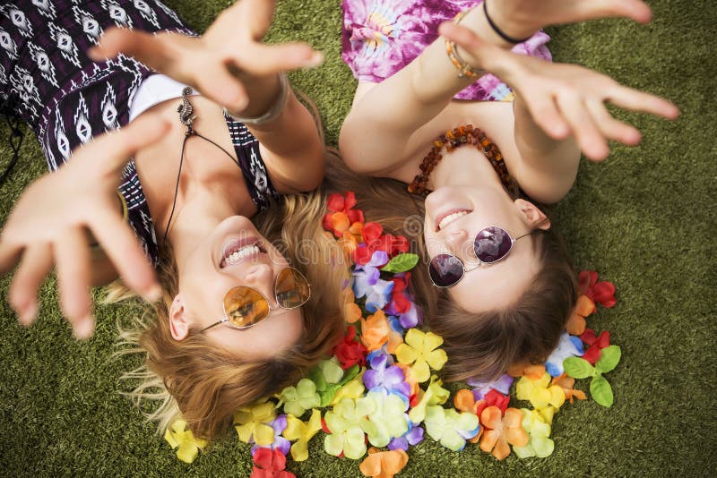 Två unga härliga blonda hipsterflickor på sommardagen som har fu royaltyfri bild Två unga härliga blonda hipsterflickor på sommardagen som har fu royaltyfri bild