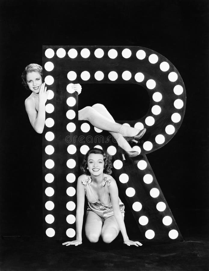 Två unga kvinnor som poserar med bokstaven R (alla visade personer inte är längre uppehälle, och inget gods finns Leverantörgaran