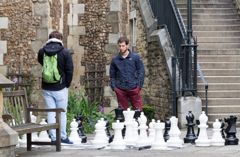 Två unga män som spelar schack royaltyfri foto Två unga män som spelar schack royaltyfri foto