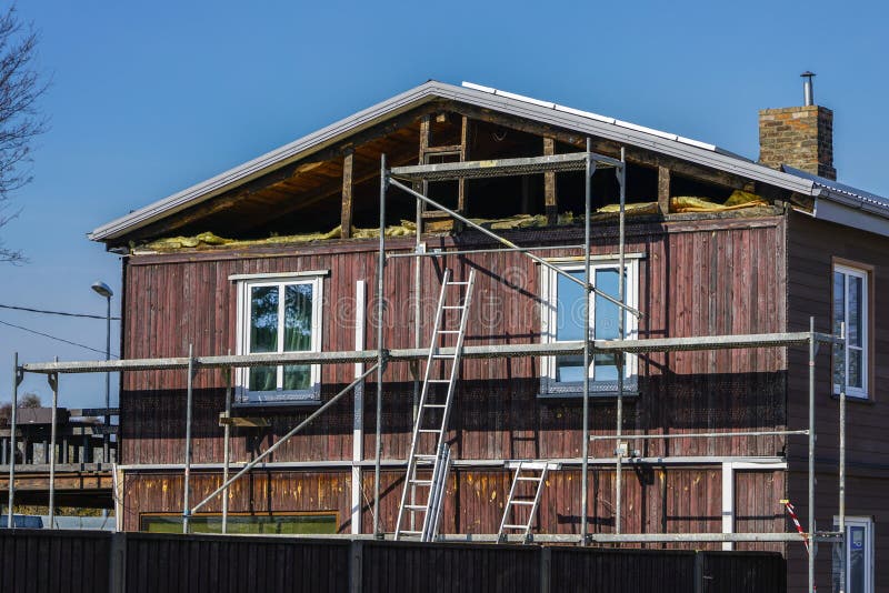 Två-våning träboningshusreparation, thermic isolering för loft royaltyfri bild Två-våning träboningshusreparation, thermic isolering för loft royaltyfri bild