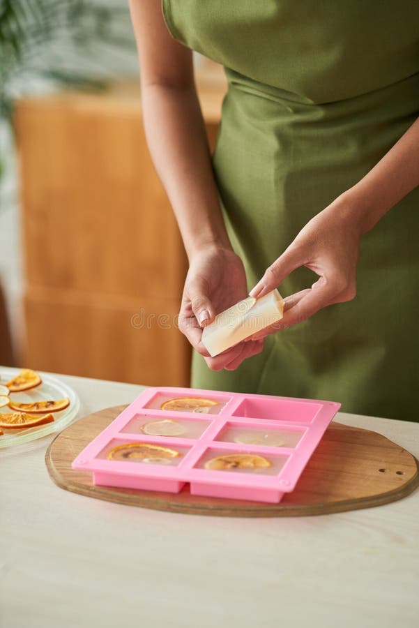Tvåldanandeprocess royaltyfri bild Tvåldanandeprocess royaltyfri bild