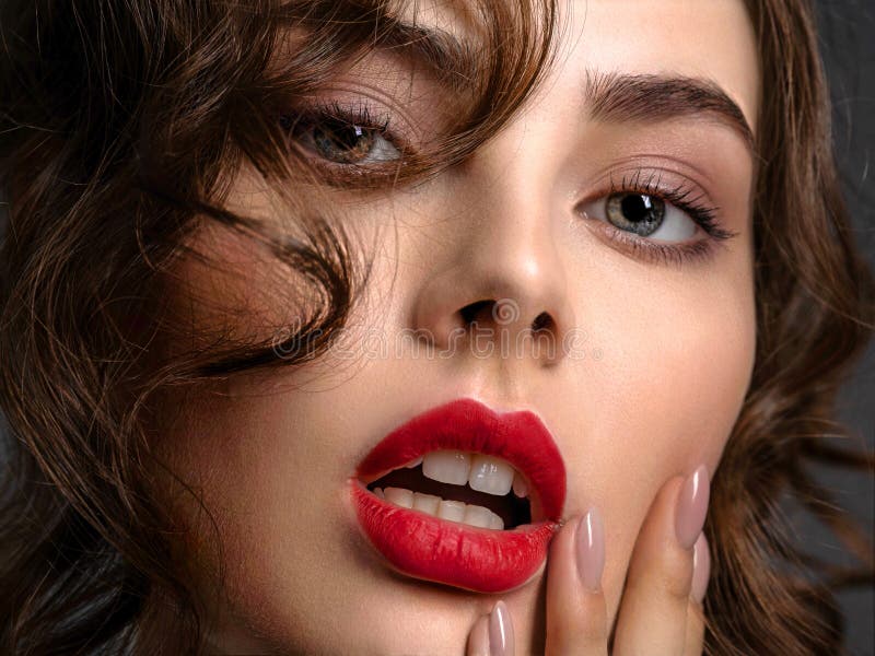 Twarz pi?kna kobieta z dymi?c? oko czerwieni i makeup pomadk? obraz stock Twarz pi?kna kobieta z dymi?c? oko czerwieni i makeup pomadk? obraz stock
