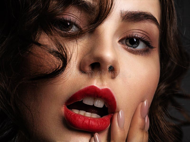 Twarz piękna kobieta z dymiącą oko czerwieni i makeup pomadką fotografia stock Twarz piękna kobieta z dymiącą oko czerwieni i makeup pomadką fotografia stock