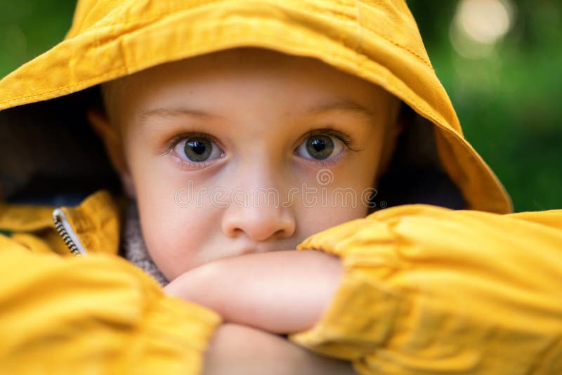 Twarz smutny, chłopiec, z dużymi pięknymi oczami zdjęcia stock Twarz smutny, chłopiec, z dużymi pięknymi oczami zdjęcia stock