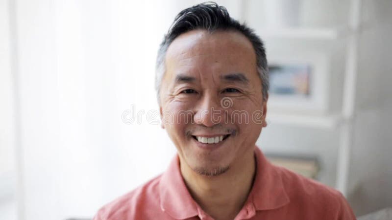 Twarz szczęśliwy uśmiechnięty azjatykci mężczyzna w domu