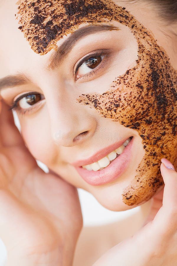 Twarzy skincare M?oda powabna dziewczyna robi czarnej w?giel drzewny masce na jej twarzy obrazy royalty free Twarzy skincare M?oda powabna dziewczyna robi czarnej w?giel drzewny masce na jej twarzy obrazy royalty free
