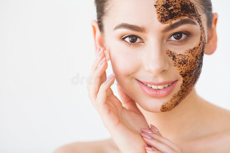 Twarzy skincare Młoda powabna dziewczyna robi czarnej węgiel drzewny masce o obrazy royalty free Twarzy skincare Młoda powabna dziewczyna robi czarnej węgiel drzewny masce o obrazy royalty free