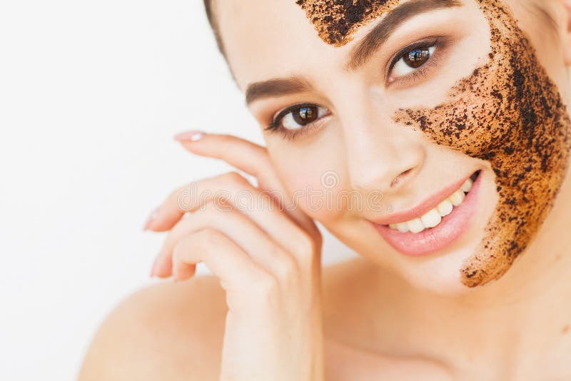 Twarzy skincare Młoda powabna dziewczyna robi czarnej węgiel drzewny masce o obraz stock Twarzy skincare Młoda powabna dziewczyna robi czarnej węgiel drzewny masce o obraz stock