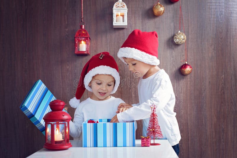 Twee aanbiddelijke jongens, het openen stelt op Kerstmis voor royalty-vrije stock afbeeldingen Twee aanbiddelijke jongens, het openen stelt op Kerstmis voor royalty-vrije stock afbeeldingen