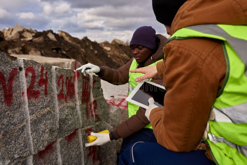 Twee Arbeiders die Granit merken stock afbeelding Twee Arbeiders die Granit merken stock afbeelding