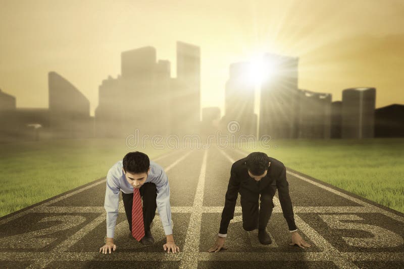 Twee arbeiders klaar om de concurrentie te beginnen royalty-vrije stock afbeelding Twee arbeiders klaar om de concurrentie te beginnen royalty-vrije stock afbeelding