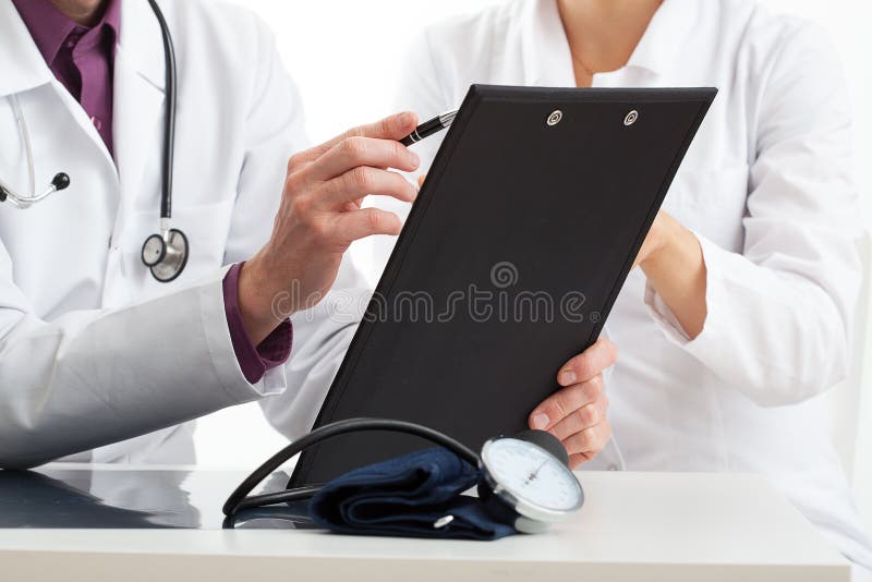 Twee artsen op een medische raad
