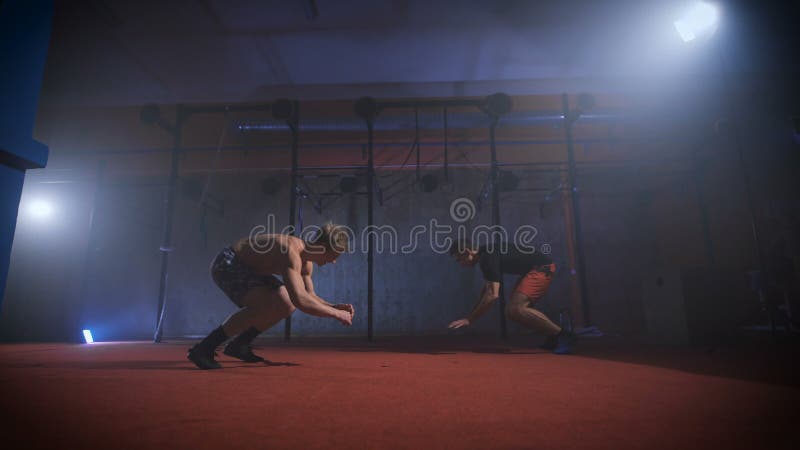 Twee atleten die moeilijke crossfitoefening tegelijkertijd doen