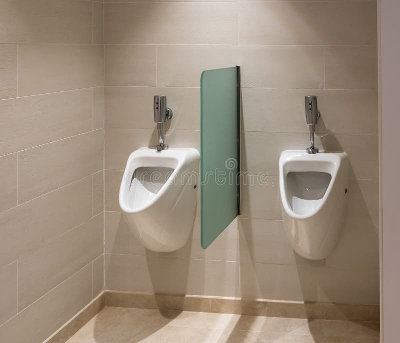 Twee automatische gelijke urinoirs in het toilet van mensen royalty-vrije stock afbeelding Twee automatische gelijke urinoirs in het toilet van mensen royalty-vrije stock afbeelding