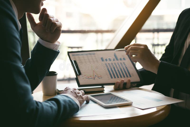 Twee bedrijfspartnerschappen werken samen met een strategie voor analyse en een gebaar met het bespreken van een grafiek voor fin royalty-vrije stock foto's Twee bedrijfspartnerschappen werken samen met een strategie voor analyse en een gebaar met het bespreken van een grafiek voor fin royalty-vrije stock foto's