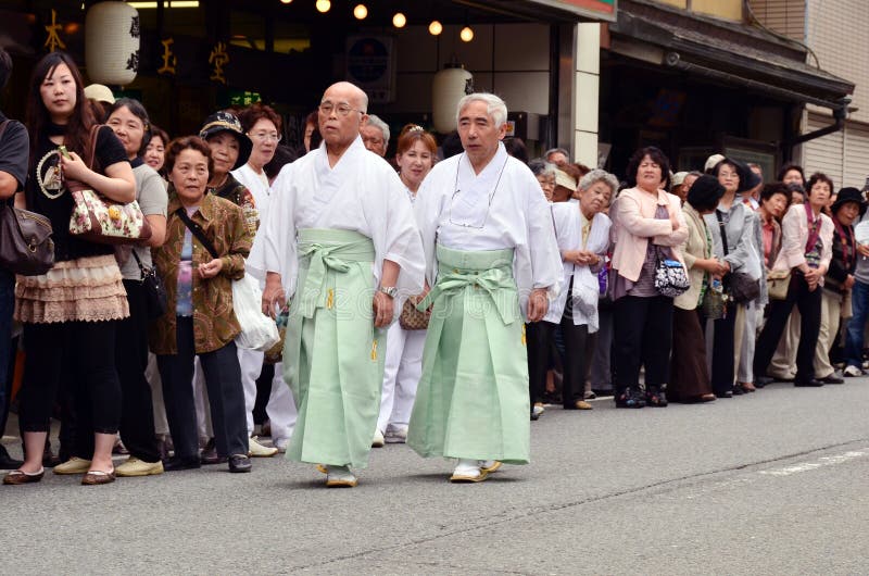 Twee bejaarde Japanse mensen in traditionele kleren royalty-vrije stock fotografie Twee bejaarde Japanse mensen in traditionele kleren royalty-vrije stock fotografie